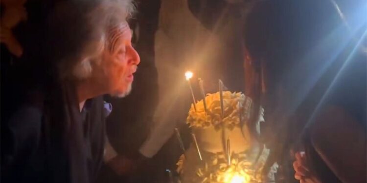 Alldaynews.gr Μες στα μέλια ο Αλ Πατσίνο: Η στιγμή που βοηθά την 30χρονη σύντροφό του να σβήσει τα κεράκια στην τούρτα