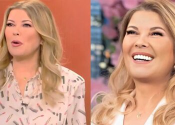 Τα καλύτερα στιγμιότυπα για τη Σοφία Αλιμπέρτη: Με το μαγιό της πάνω σε σκάφος στο αγαπημένο της νησί