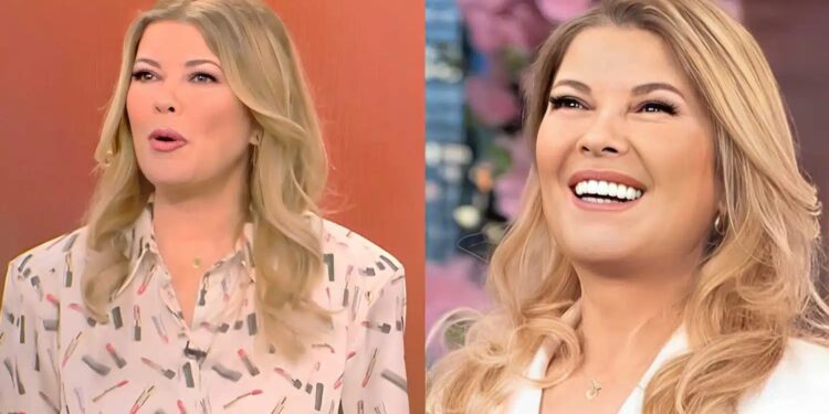 Τα καλύτερα στιγμιότυπα για τη Σοφία Αλιμπέρτη: Με το μαγιό της πάνω σε σκάφος στο αγαπημένο της νησί