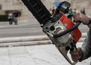 Πήρε στο κυνήγι δικαστικό επιμελητή κρατώντας αλυσοπρίονο