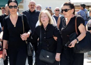 Ντίνος Καρύδης: Υποβασταζόμενη η Τζούλια Αργυροπούλου στην κηδεία του συζύγου της