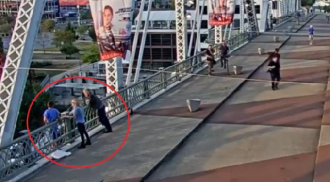 Alldaynews.gr Ο Τζον Μπον Τζόβι απέτρεψε γυναίκα να πηδήξει από γέφυρα στα γυρίσματα του νέου του βίντεο κλιπ