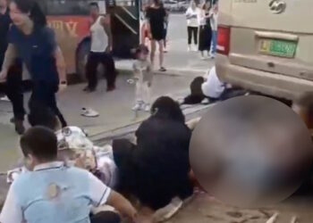 Σχολικό λεωφορείο έπεσε σε πλήθος – 11 νεκροί ανάμεσά τους και 5 μαθητές