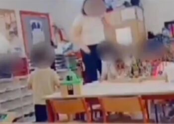 Εξοργιστικό: Νηπιαγωγός έδειρε 3χρονο κορίτσι μέσα στην τάξη όσο φώναζε «μαμά» – Την κατέγραψε η μητέρα άλλου παιδιού
