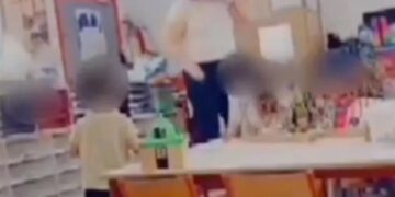Alldaynews.gr Εξοργιστικό: Νηπιαγωγός έδειρε 3χρονο κορίτσι μέσα στην τάξη όσο φώναζε «μαμά» – Την κατέγραψε η μητέρα άλλου παιδιού