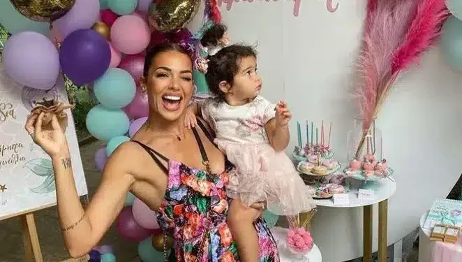 Alldaynews.gr Συγκινημένη η Ελένη Χατζίδου με την κόρη της: «Τι καλό έκανα για να μου στείλει εσένα ο Θεός;»