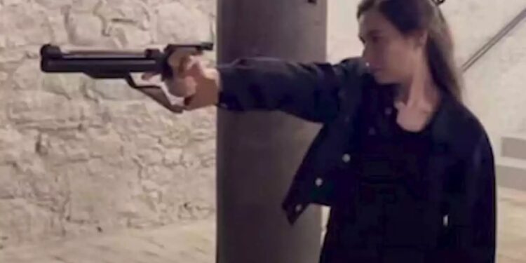 Alldaynews.gr Σάλος στην Ευρώπη! Μουσουλμάνα πολιτικός πυροβόλησε εικόνα της Παναγίας