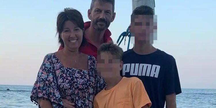 Alldaynews.gr Ανατpοπή με την τριπλή δολοφονία: Ο 17χρονος σκóτωσε πατέρα, μητέρα και τον 12χρονο αδερφό του