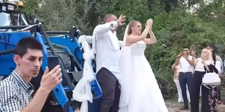 Alldaynews.gr Νύφη έντυσε στα «λευκά» τρακτέρ και έφτασε στα σκαλιά της εκκλησίας πάνω σε πλατφόρμα