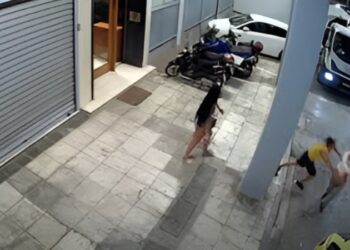 Της επιτέθηκε με μπουνιές στη μέση του δρόμου