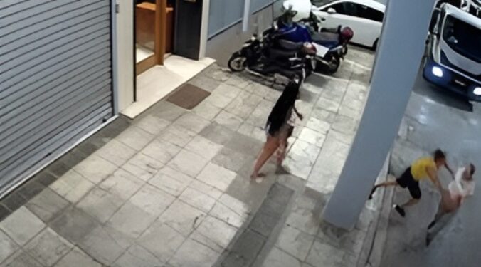 Alldaynews.gr Της επιτέθηκε με μπουνιές στη μέση του δρόμου