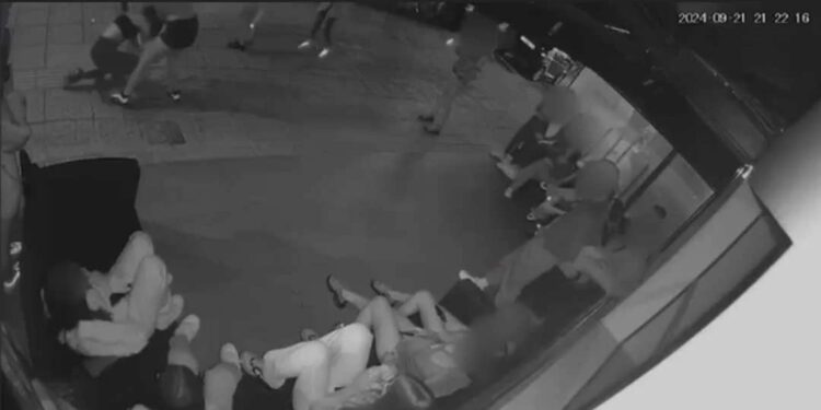 Σοκάρει ο λόγος του ξυλοδαρμού της 14χρονης στη Γλυφάδα – «Ήθελαν να την αφήσουν λιπόθυμη από το ξύλο – Ο πατέρας της δράστιδος, της έδινε εύσημα»