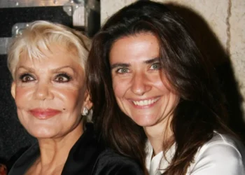 Alldaynews.gr Δύσκολες ώρες για την Μαρινέλλα – Αuτή είναι η κόρη της που δεν φεύγει λεπτό από το πλευρό της