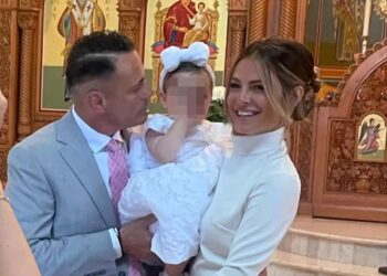 Alldaynews.gr Το ταξίδι της Μενούνος στην Ελλάδα – Γιατί βρέθηκε με τη μικρή Αθηνά στο χωριό της στην Αρκαδία;