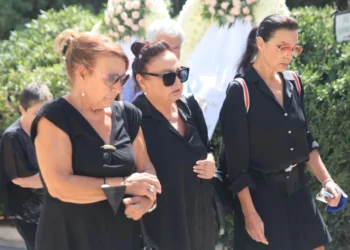 Alldaynews.gr Θλίψη στην κηδεία του Δάνη Κατρανίδη: Συντετριμμένη η Μίρκα Παπακωνσταντίνου – Τον «αποχαιρετά» με δάκρυα στα μάτια