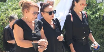 Alldaynews.gr Θλίψη στην κηδεία του Δάνη Κατρανίδη: Συντετριμμένη η Μίρκα Παπακωνσταντίνου – Τον «αποχαιρετά» με δάκρυα στα μάτια