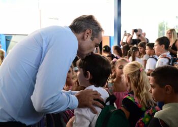 Ο Κυριάκος Μητσοτάκης στο 2ο Δημοτικό Σχολείο Γλυφάδας για τον αγιασμό