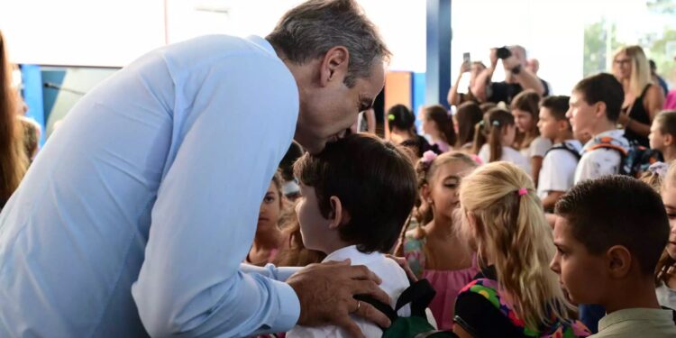 Ο Κυριάκος Μητσοτάκης στο 2ο Δημοτικό Σχολείο Γλυφάδας για τον αγιασμό