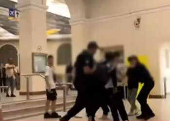 Μπουνιές και κλωτσιές μέσα στον σταθμό του Μετρό στο Μοναστηράκι για ένα κινητό – Βίντεο ντοκουμέντο