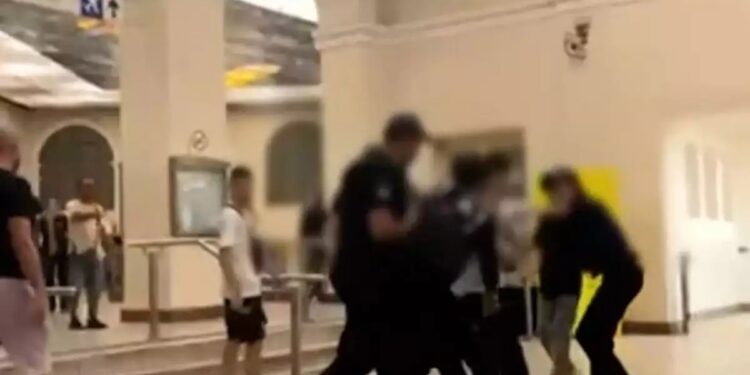 Alldaynews.gr Μπουνιές και κλωτσιές μέσα στον σταθμό του Μετρό στο Μοναστηράκι για ένα κινητό – Βίντεο ντοκουμέντο