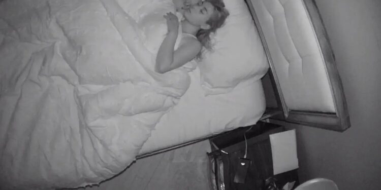 Αποζημίωση μαμούθ σε 28χρονη πανέμορφη νταντά που ο εργοδότης της την κατέγραφε με κρυφή κάμερα