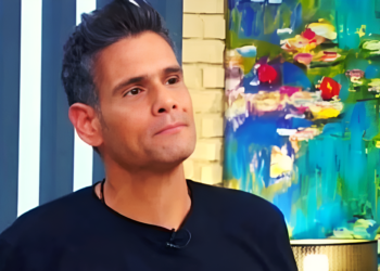 Alldaynews.gr Συγκινεί ο Δημήτρης Ουγγαρέζος: «Πηγαίνω κάθε μήνα στο νεκροταφείο – Πιστεύω στη μετά θάνατον ζωή, οι γονείς μου με βλέπουν, χαίρονται, στενοχωριούνται και είναι εκεί για μένα»