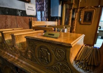 Έξαλλος ιερέας πιάστηκε στα χέρια με πιστό που άφησε σοκολατάκι αντί για χρήματα στο παγκάρι