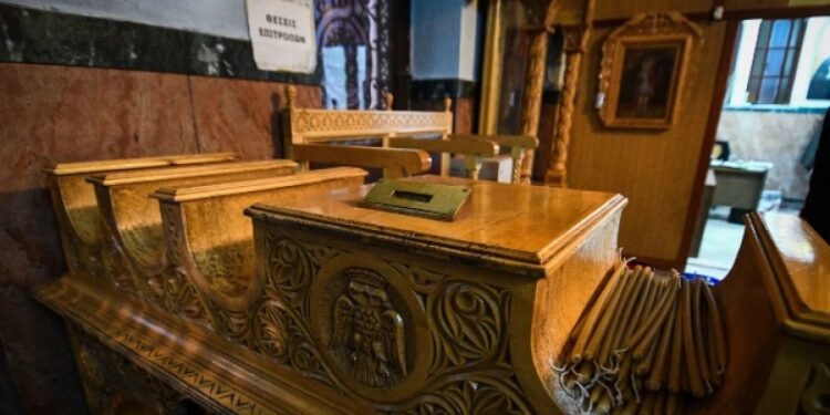 Alldaynews.gr Έξαλλος ιερέας πιάστηκε στα χέρια με πιστό που άφησε σοκολατάκι αντί για χρήματα στο παγκάρι