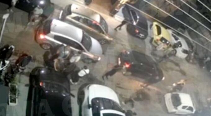 Alldaynews.gr Η στιγμή που Ρομά ανοίγουν πυρ έξω από μαγαζί στο Μπουρνάζι επειδή έφαγαν πόρτα (video)