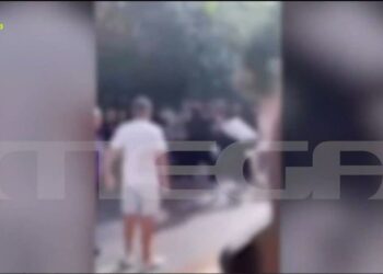 Βίντεο – ντοκουμέντο με άγρια συμπλοκή ανηλίκων έξω από σχολείο – Δύο τραυματίες και μία σύλληψη 17χρονου