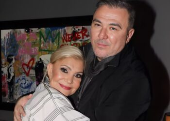 Η στιγμή που ο Αντώνης Ρέμος αποχωρεί από το Ηρώδειο σοκαρισμένος μετά την κατάρρευση της Μαρινέλλας