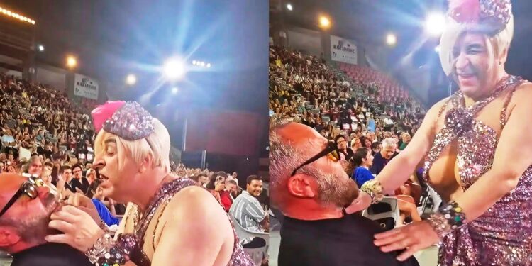 Alldaynews.gr «Βλέπει η γυναίκα μου» είπε στον κωμικό. «Και η δικιά μου» του απάντησε – Σεφερλής και Γκουντάρας έδωσαν σόου στο Δελφινάριο