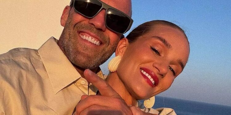 Ο Τζέισον Στέιθαμ και η Ρόζι Χάντινγκτον διαφημίζουν την Ελλάδα και το ελληνικό καλοκαίρι σε όλον τον κόσμο