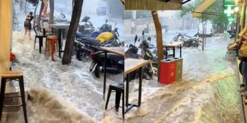 Alldaynews.gr Κολωνάκι μόνο με εξωλέμβια: Απίστευτες εικόνες από την καταιγίδα έξω από τον Ευαγγελισμό