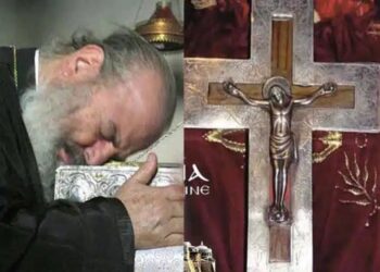 Όταν ο Αρχιεπίσκοπος Χριστόδουλος έπιασε τον Τίμιο Σταυρό και ευωδίαζε –  Μαρτυρία στην Εκκλησία του Λυκαβηττού