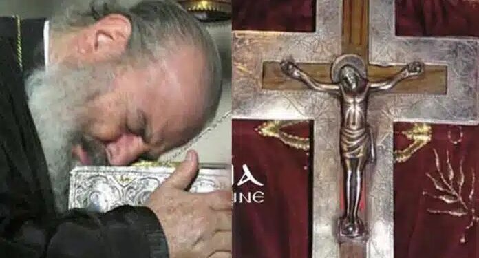 Alldaynews.gr Όταν ο Αρχιεπίσκοπος Χριστόδουλος έπιασε τον Τίμιο Σταυρό και ευωδίαζε – Μαρτυρία στην Εκκλησία του Λυκαβηττού