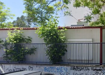 Alldaynews.gr Σχολικός φύλακας είχε φτιάξει «εpωτική φωλιά» σε κοντέινερ σε αυλή σχολείου – Τον «έπιασαν στα πράσα» με 19χρονη