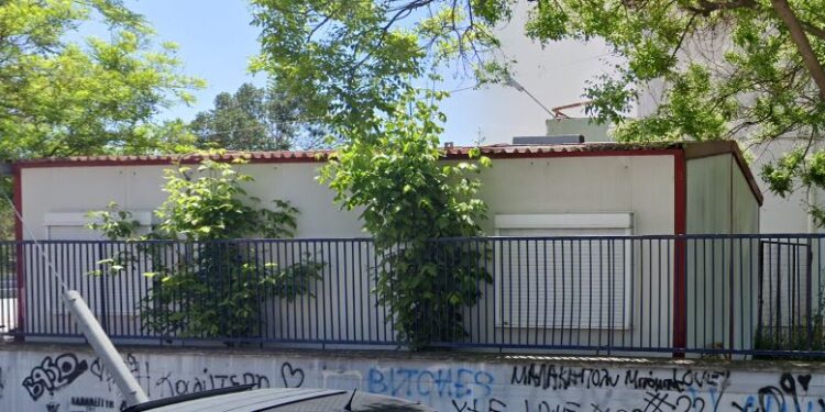 Alldaynews.gr Σχολικός φύλακας είχε φτιάξει «εpωτική φωλιά» σε κοντέινερ σε αυλή σχολείου – Τον «έπιασαν στα πράσα» με 19χρονη