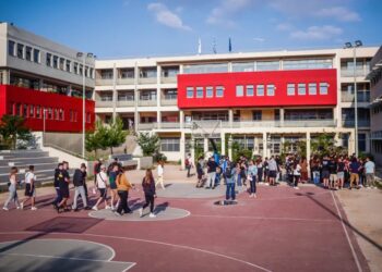 Σοκ: 14χρονος μαθητής χτύπησε και άφησε αιμόφυρτο διευθυντή Γυμνασίου – Γιατί του επιτέθηκε