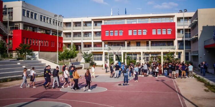 Alldaynews.gr Σοκ: 14χρονος μαθητής χτύπησε και άφησε αιμόφυρτο διευθυντή Γυμνασίου – Γιατί του επιτέθηκε