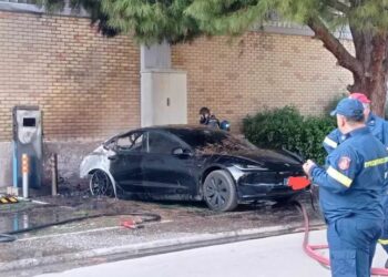 Tesla πήρε φωτιά ενώ φόρτιζε σε σούπερ μάρκετ – Δείτε ΒΙΝΤΕΟ
