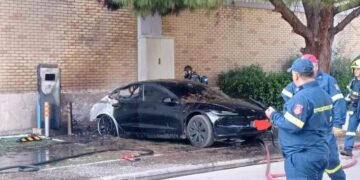 Alldaynews.gr Tesla πήρε φωτιά ενώ φόρτιζε σε σούπερ μάρκετ – Δείτε ΒΙΝΤΕΟ