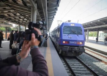 Αδιανόητο περιστατικό μπροστά σε βουλευτή της ΝΔ: Οι πόρτες τρένου έκλεισαν και έσερναν επιβάτιδα – Τσίριζαν τα παιδιά της – Βίντεο