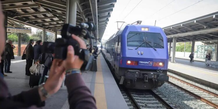 Alldaynews.gr Αδιανόητο περιστατικό μπροστά σε βουλευτή της ΝΔ: Οι πόρτες τρένου έκλεισαν και έσερναν επιβάτιδα – Τσίριζαν τα παιδιά της – Βίντεο