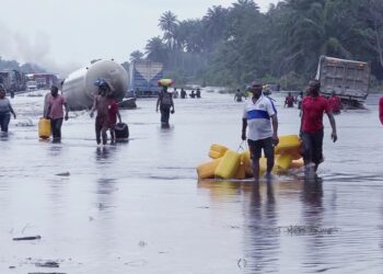 Νεκροί 14 μαθητές και ο δάσκαλος τους από τις σφοδρές βροχές στην περιοχή Ουαντέ