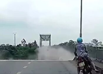 Η στιγμή που γέφυρα καταρρέει και 12 οχήματα πέφτουν στο ποτάμι – Τουλάχιστον 13 αγνοούμενοι