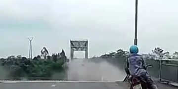 Alldaynews.gr Η στιγμή που γέφυρα καταρρέει και 12 οχήματα πέφτουν στο ποτάμι – Τουλάχιστον 13 αγνοούμενοι