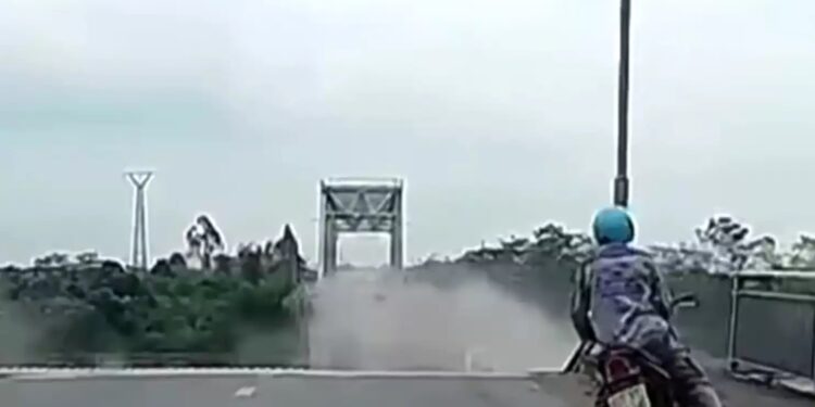 Alldaynews.gr Η στιγμή που γέφυρα καταρρέει και 12 οχήματα πέφτουν στο ποτάμι – Τουλάχιστον 13 αγνοούμενοι