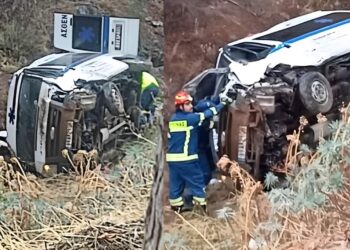 Ασθενοφόρο με δύο άτομα έπεσε σε γκρεμό – Μετέφερε ασθενή