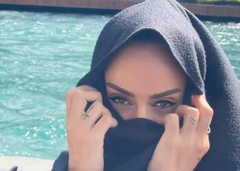 Πασίγνωστη Ελληνίδα πήγε στην Κωνσταντινούπολη και φόρεσε μαντίλα